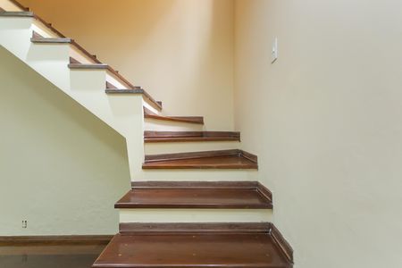 Escada  de casa para alugar com 3 quartos, 190m² em Jardim Norma, São Paulo