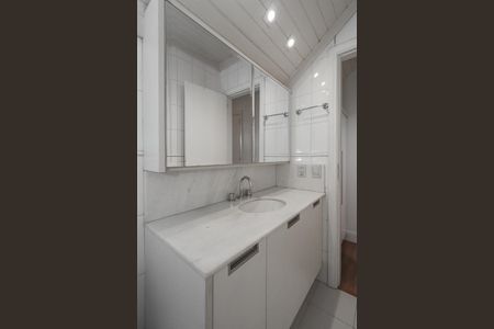 Banheiro da Suíte 2 de casa de condomínio à venda com 3 quartos, 218m² em Jardim Carvalho, Porto Alegre