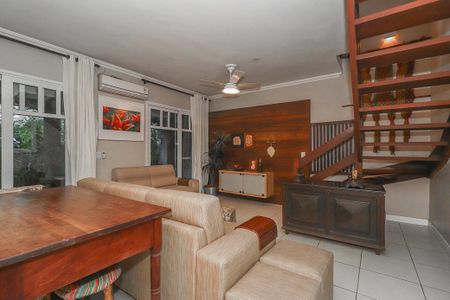 Sala 2 de casa de condomínio à venda com 3 quartos, 218m² em Jardim Carvalho, Porto Alegre