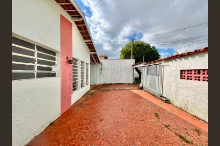 Casa à venda com 130m², 3 quartos e 4 vagas Casa à venda com 130m², 3 quartos e 4 vagasFachada
