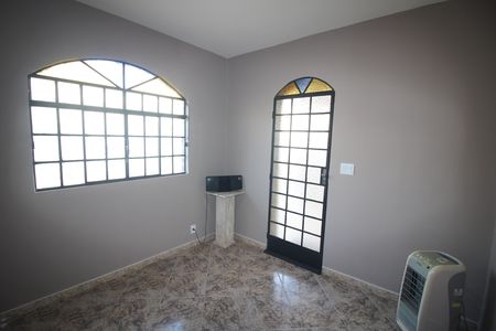 Casa à venda com 374m², 2 quartos e 1 vagaSala