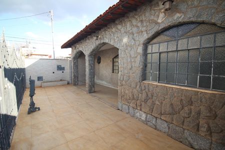 Casa à venda com 374m², 2 quartos e 1 vagaQuintal