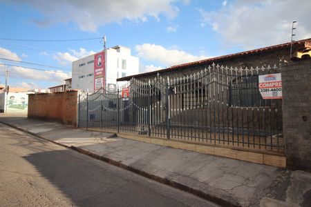 Casa à venda com 374m², 2 quartos e 1 vagaFachada