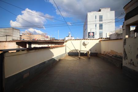 Casa à venda com 374m², 2 quartos e 1 vagaQuintal