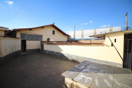 Casa à venda com 374m², 2 quartos e 1 vagaQuintal