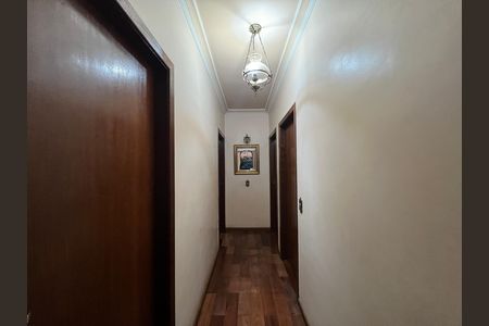 Casa para alugar com 514m², 7 quartos e 4 vagas Casa para alugar com 514m², 7 quartos e 4 vagasCorredor