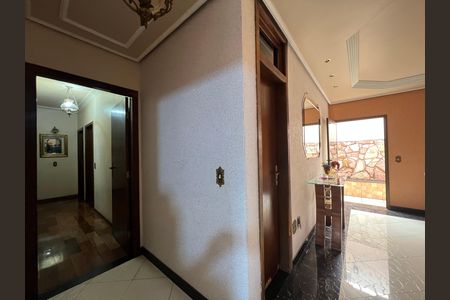 Casa para alugar com 514m², 7 quartos e 4 vagas Casa para alugar com 514m², 7 quartos e 4 vagasCorredor
