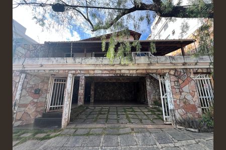 Casa para alugar com 514m², 7 quartos e 4 vagas Casa para alugar com 514m², 7 quartos e 4 vagasFachada