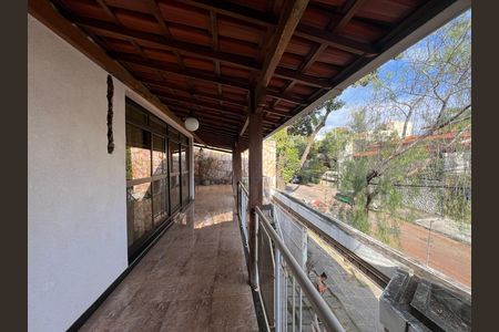 Casa para alugar com 514m², 7 quartos e 4 vagas Casa para alugar com 514m², 7 quartos e 4 vagasVaranda