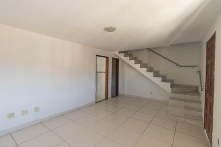 Sala de casa para alugar com 3 quartos, 92m² em Alcantara, São Gonçalo