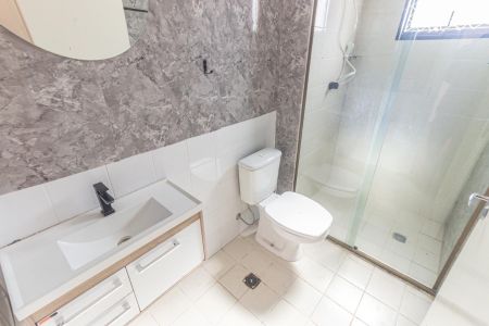 Banheiro de apartamento para alugar com 2 quartos, 55m² em Vila Bertioga, São Paulo