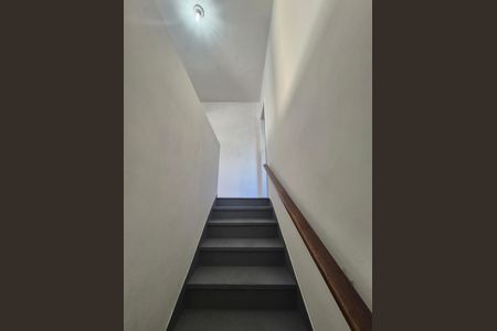 Escada Piso 2 de casa à venda com 3 quartos, 119m² em Jardim Rosa Maria, São Paulo