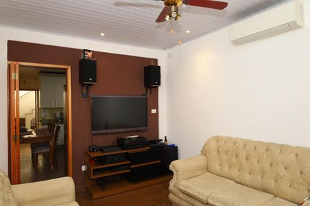 Casa à venda com 8 quartos, 265m² em Vila Sinha, São Paulo