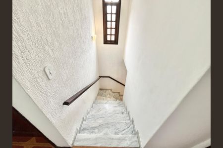Casa para alugar com 120m², 2 quartos e 2 vagas Casa para alugar com 120m², 2 quartos e 2 vagasEscada