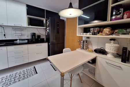 Cozinha de apartamento à venda com 2 quartos, 79m² em Icaraí, Niterói
