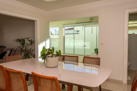 Casa para alugar com 283m², 3 quartos e 3 vagasSala