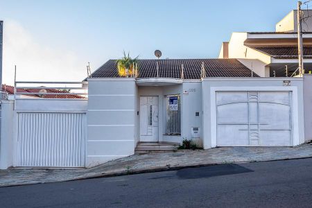 Casa para alugar com 283m², 3 quartos e 3 vagasFoto fachada com placa do Quinto andar instalada