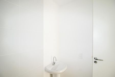 Banheiro de apartamento para alugar com 2 quartos, 34m² em Parque Industrial Tomas Edson, São Paulo