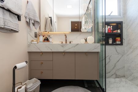 Apartamento para alugar com 151m², 3 quartos e 3 vagas Apartamento para alugar com 151m², 3 quartos e 3 vagasBanheiro da Suíte 1