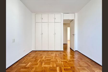 Sala de estar com móveis brancos e piso de madeira parquet. de apartamento à venda com 3 quartos, 115m² em Itaim Bibi, São Paulo