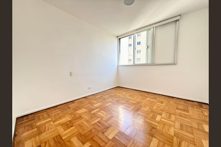 Sala com piso de madeira e janela grande, iluminada por luz natural e com boa qualidade de iluminação. de apartamento à venda com 3 quartos, 115m² em Itaim Bibi, São Paulo