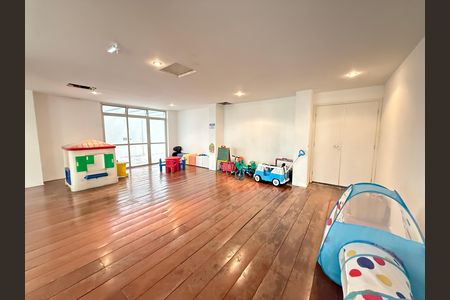Sala de brinquedos com mobília colorida e brinquedos infantis. de apartamento à venda com 3 quartos, 115m² em Itaim Bibi, São Paulo