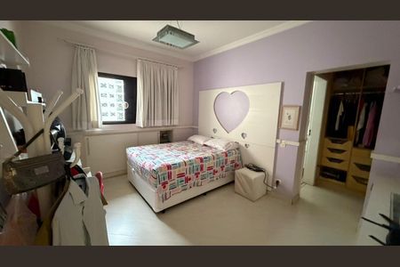 Apartamento à venda com 240m², 4 quartos e 4 vagas Apartamento à venda com 240m², 4 quartos e 4 vagasQuarto