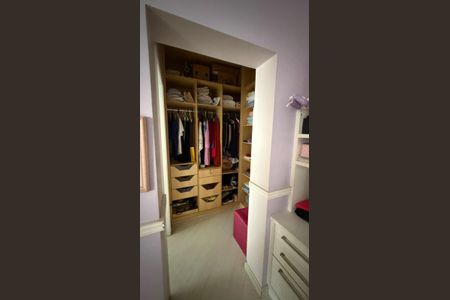 Apartamento à venda com 240m², 4 quartos e 4 vagas Apartamento à venda com 240m², 4 quartos e 4 vagasQuarto
