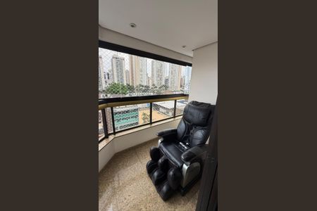 Apartamento à venda com 240m², 4 quartos e 4 vagas Apartamento à venda com 240m², 4 quartos e 4 vagasVaranda