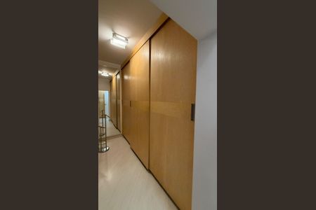 Apartamento à venda com 240m², 4 quartos e 4 vagas Apartamento à venda com 240m², 4 quartos e 4 vagasCorredor