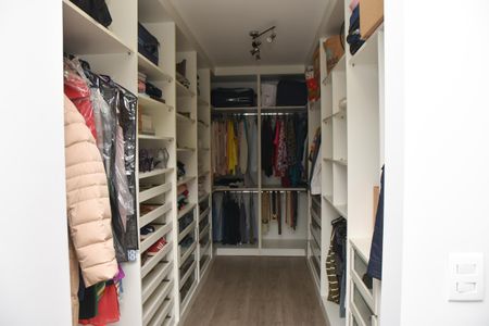 Casa de condomínio para alugar com 322m², 4 quartos e 4 vagas Casa de condomínio para alugar com 322m², 4 quartos e 4 vagasCloset da Suite 1