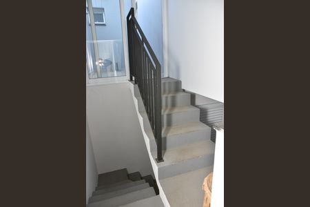 Casa de condomínio para alugar com 322m², 4 quartos e 4 vagas Casa de condomínio para alugar com 322m², 4 quartos e 4 vagasÁrea de Serviço e escada que leva a garagem