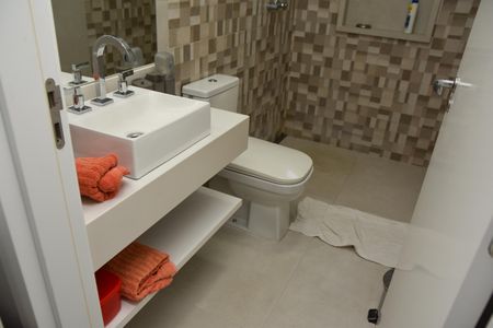 Casa de condomínio para alugar com 322m², 4 quartos e 4 vagas Casa de condomínio para alugar com 322m², 4 quartos e 4 vagasbanheiro do quarto de visitas