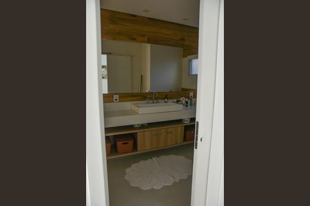 Casa de condomínio para alugar com 322m², 4 quartos e 4 vagas Casa de condomínio para alugar com 322m², 4 quartos e 4 vagasBanheiro da Suíte 1