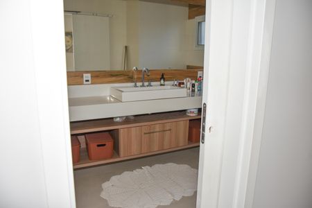 Casa de condomínio para alugar com 322m², 4 quartos e 4 vagas Casa de condomínio para alugar com 322m², 4 quartos e 4 vagasBanheiro da Suíte 1