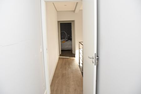 Casa de condomínio para alugar com 322m², 4 quartos e 4 vagas Casa de condomínio para alugar com 322m², 4 quartos e 4 vagascorredor entre os quartos