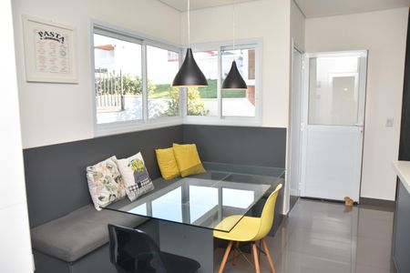 Casa de condomínio para alugar com 322m², 4 quartos e 4 vagas Casa de condomínio para alugar com 322m², 4 quartos e 4 vagasCozinha - mesa