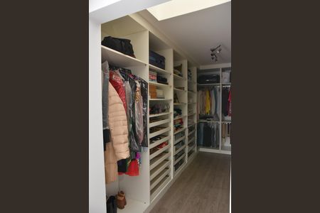 Casa de condomínio para alugar com 322m², 4 quartos e 4 vagas Casa de condomínio para alugar com 322m², 4 quartos e 4 vagasCloset da Suite 1