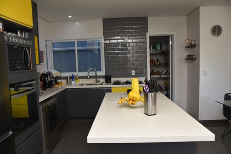 Casa de condomínio para alugar com 322m², 4 quartos e 4 vagas Casa de condomínio para alugar com 322m², 4 quartos e 4 vagasCozinha - Armários