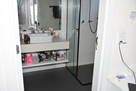 Casa de condomínio para alugar com 322m², 4 quartos e 4 vagas Casa de condomínio para alugar com 322m², 4 quartos e 4 vagasBanheiro da Suíte 2