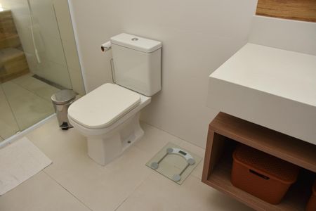 Casa de condomínio para alugar com 322m², 4 quartos e 4 vagas Casa de condomínio para alugar com 322m², 4 quartos e 4 vagasBanheiro da Suíte 1
