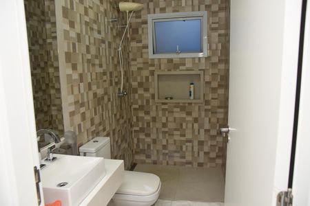 Casa de condomínio para alugar com 322m², 4 quartos e 4 vagas Casa de condomínio para alugar com 322m², 4 quartos e 4 vagasbanheiro do quarto de visitas