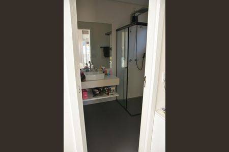 Casa de condomínio para alugar com 322m², 4 quartos e 4 vagas Casa de condomínio para alugar com 322m², 4 quartos e 4 vagasBanheiro da Suíte 2