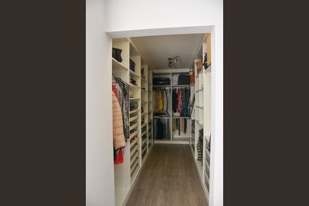 Casa de condomínio para alugar com 322m², 4 quartos e 4 vagas Casa de condomínio para alugar com 322m², 4 quartos e 4 vagasCloset da Suite 1