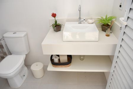 Casa de condomínio para alugar com 322m², 4 quartos e 4 vagas Casa de condomínio para alugar com 322m², 4 quartos e 4 vagasbanheiro do espaço Gourmet