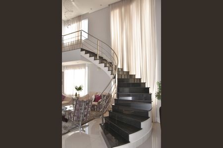 Casa de condomínio para alugar com 322m², 4 quartos e 4 vagas Casa de condomínio para alugar com 322m², 4 quartos e 4 vagasescada que leva aos quartos