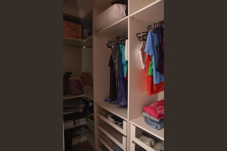 Casa de condomínio para alugar com 322m², 4 quartos e 4 vagas Casa de condomínio para alugar com 322m², 4 quartos e 4 vagasCloset da suíte 3