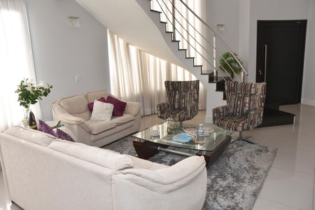 Casa de condomínio para alugar com 322m², 4 quartos e 4 vagas Casa de condomínio para alugar com 322m², 4 quartos e 4 vagasSala 1