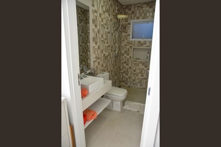 Casa de condomínio para alugar com 322m², 4 quartos e 4 vagas Casa de condomínio para alugar com 322m², 4 quartos e 4 vagasbanheiro do quarto de visitas