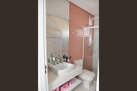 Casa de condomínio para alugar com 322m², 4 quartos e 4 vagas Casa de condomínio para alugar com 322m², 4 quartos e 4 vagasBanheiro da Suíte 3